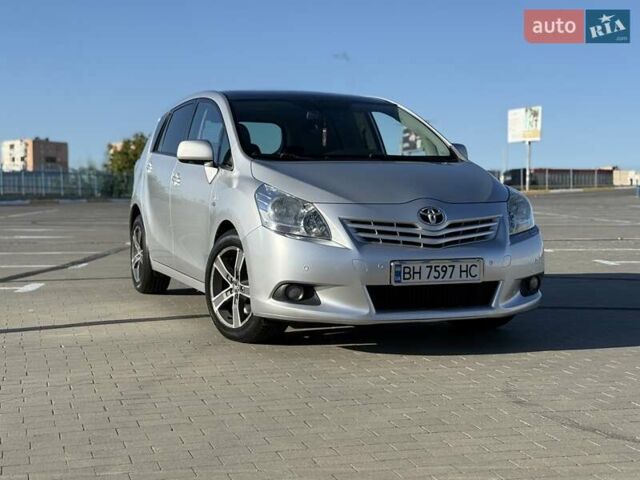Серый Тойота Версо, объемом двигателя 2.2 л и пробегом 170 тыс. км за 10700 $, фото 1 на Automoto.ua