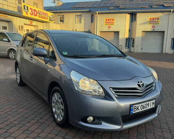 Серый Тойота Версо, объемом двигателя 2 л и пробегом 278 тыс. км за 9499 $, фото 6 на Automoto.ua
