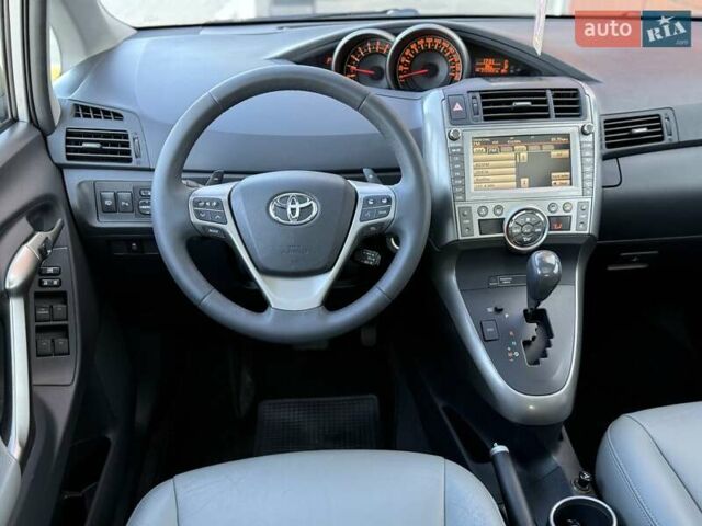 Серый Тойота Версо, объемом двигателя 2.2 л и пробегом 170 тыс. км за 10700 $, фото 43 на Automoto.ua