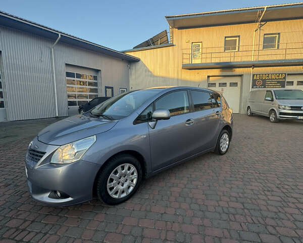 Серый Тойота Версо, объемом двигателя 2 л и пробегом 278 тыс. км за 9499 $, фото 3 на Automoto.ua