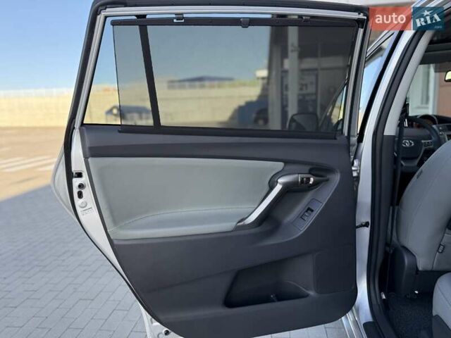 Серый Тойота Версо, объемом двигателя 2.2 л и пробегом 170 тыс. км за 10700 $, фото 25 на Automoto.ua