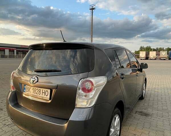 Серый Тойота Версо, объемом двигателя 2 л и пробегом 294 тыс. км за 8500 $, фото 8 на Automoto.ua