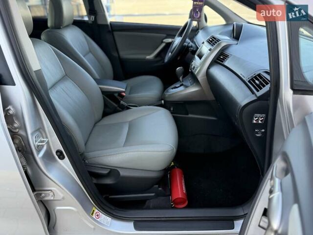 Серый Тойота Версо, объемом двигателя 2.2 л и пробегом 170 тыс. км за 10700 $, фото 34 на Automoto.ua