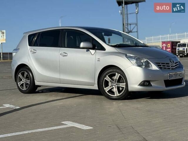 Серый Тойота Версо, объемом двигателя 2.2 л и пробегом 170 тыс. км за 10700 $, фото 2 на Automoto.ua