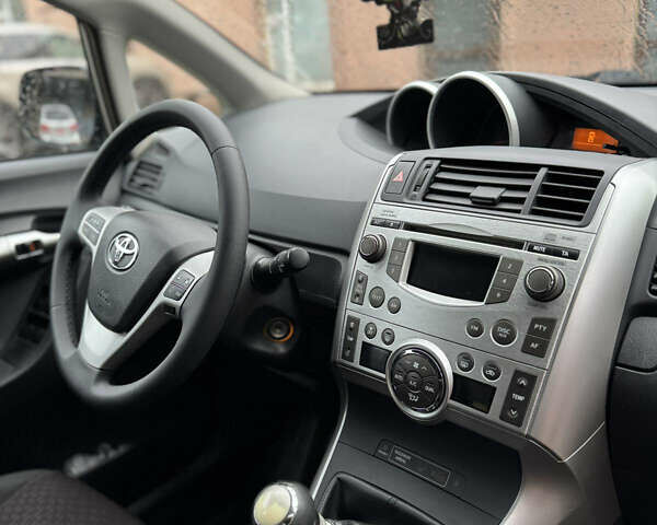 Сірий Тойота Версо, об'ємом двигуна 2 л та пробігом 240 тис. км за 8300 $, фото 14 на Automoto.ua