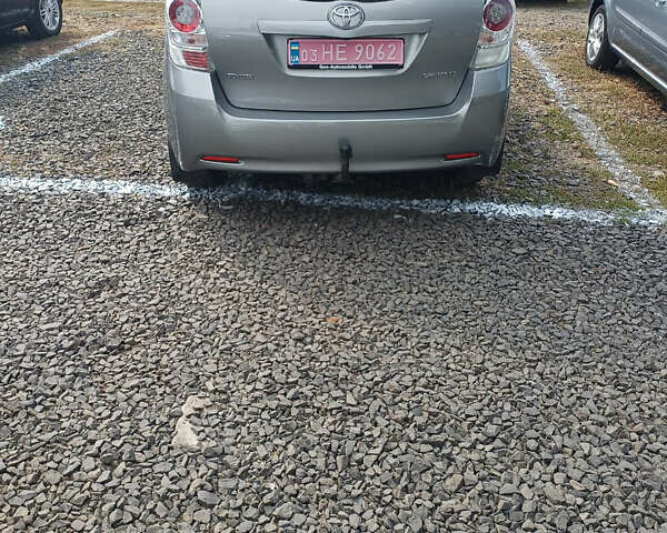 Сірий Тойота Версо, об'ємом двигуна 2 л та пробігом 240 тис. км за 8300 $, фото 7 на Automoto.ua