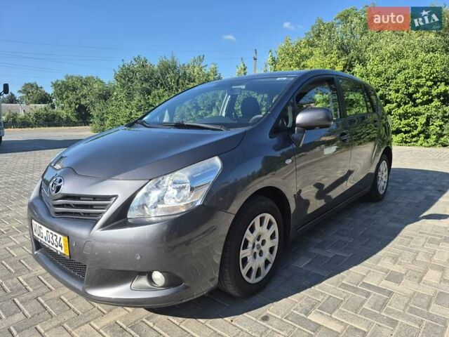 Сірий Тойота Версо, об'ємом двигуна 2 л та пробігом 220 тис. км за 9999 $, фото 2 на Automoto.ua