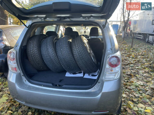 Сірий Тойота Версо, об'ємом двигуна 2 л та пробігом 240 тис. км за 8300 $, фото 4 на Automoto.ua