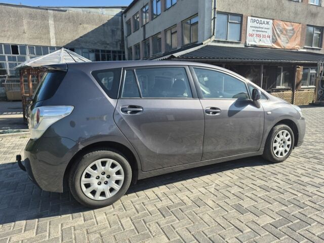 Сірий Тойота Версо, об'ємом двигуна 2 л та пробігом 220 тис. км за 9599 $, фото 7 на Automoto.ua