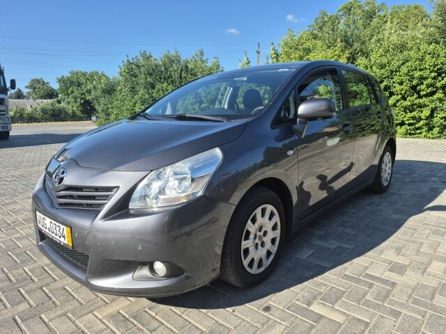 Сірий Тойота Версо, об'ємом двигуна 2 л та пробігом 220 тис. км за 9599 $, фото 2 на Automoto.ua