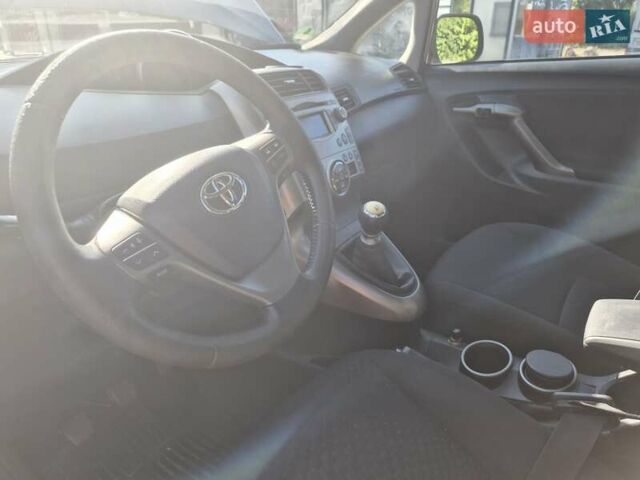 Сірий Тойота Версо, об'ємом двигуна 2 л та пробігом 220 тис. км за 9999 $, фото 4 на Automoto.ua