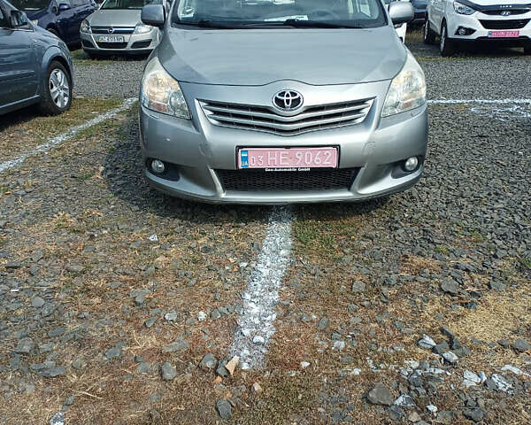 Сірий Тойота Версо, об'ємом двигуна 2 л та пробігом 240 тис. км за 8300 $, фото 6 на Automoto.ua