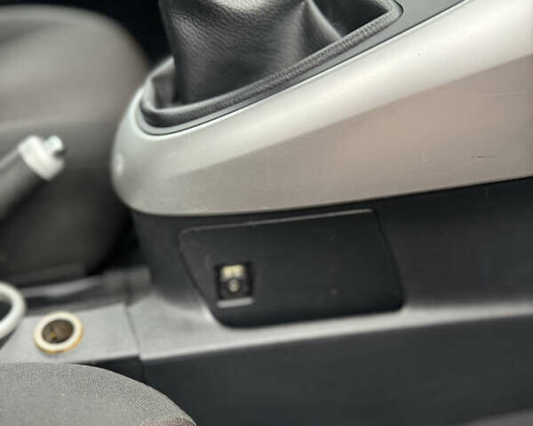 Сірий Тойота Версо, об'ємом двигуна 2 л та пробігом 240 тис. км за 8300 $, фото 17 на Automoto.ua