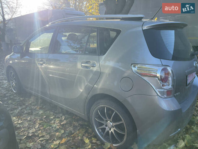 Сірий Тойота Версо, об'ємом двигуна 2 л та пробігом 240 тис. км за 8300 $, фото 3 на Automoto.ua