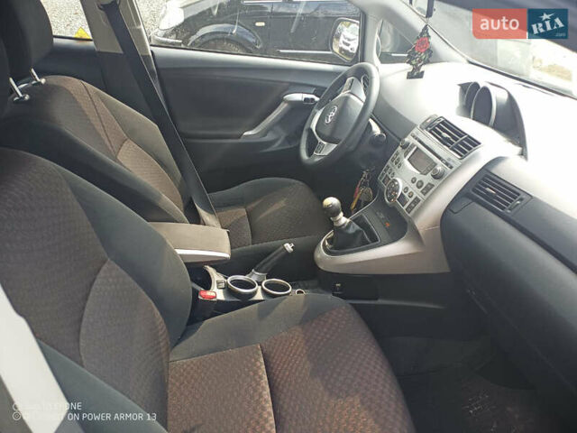 Сірий Тойота Версо, об'ємом двигуна 2 л та пробігом 240 тис. км за 8300 $, фото 8 на Automoto.ua