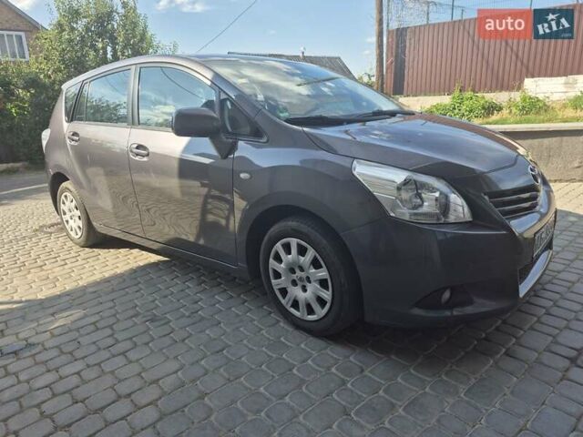 Серый Тойота Версо, объемом двигателя 2 л и пробегом 220 тыс. км за 9999 $, фото 2 на Automoto.ua