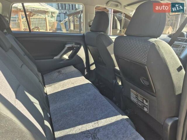 Сірий Тойота Версо, об'ємом двигуна 2 л та пробігом 220 тис. км за 9999 $, фото 1 на Automoto.ua