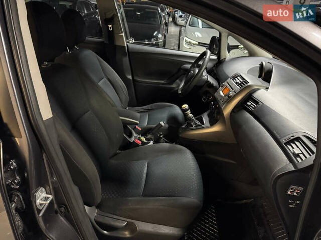 Сірий Тойота Версо, об'ємом двигуна 2 л та пробігом 380 тис. км за 6900 $, фото 10 на Automoto.ua