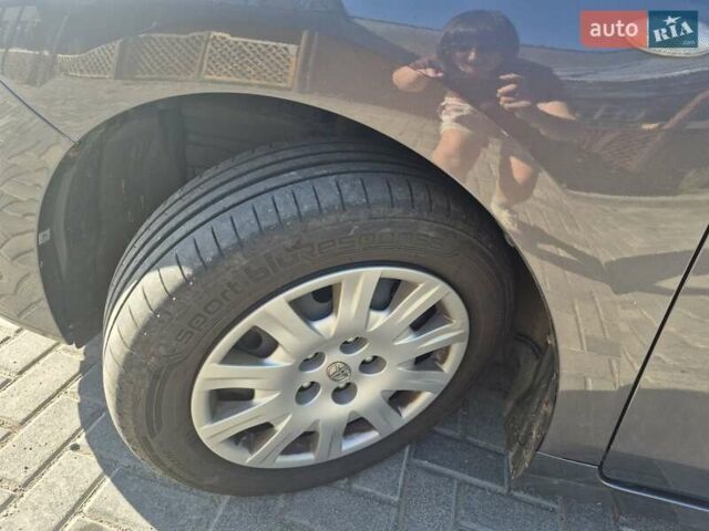Сірий Тойота Версо, об'ємом двигуна 2 л та пробігом 220 тис. км за 9999 $, фото 11 на Automoto.ua
