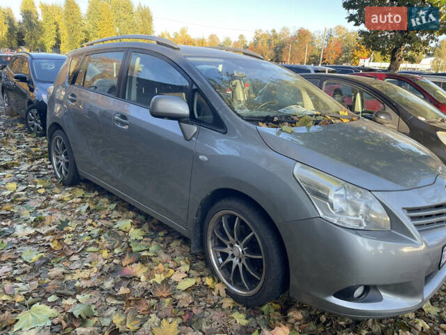 Сірий Тойота Версо, об'ємом двигуна 2 л та пробігом 240 тис. км за 8300 $, фото 2 на Automoto.ua