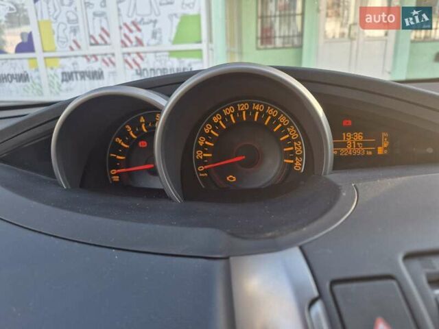 Сірий Тойота Версо, об'ємом двигуна 2 л та пробігом 220 тис. км за 9999 $, фото 22 на Automoto.ua