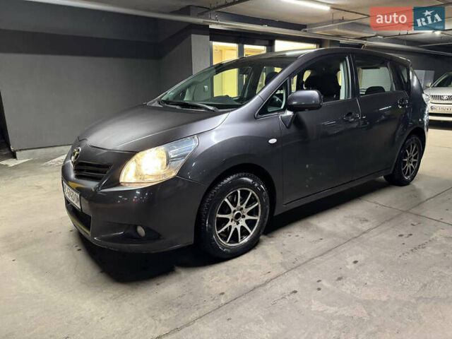 Сірий Тойота Версо, об'ємом двигуна 2 л та пробігом 380 тис. км за 6900 $, фото 4 на Automoto.ua