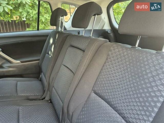 Сірий Тойота Версо, об'ємом двигуна 2 л та пробігом 220 тис. км за 9999 $, фото 25 на Automoto.ua