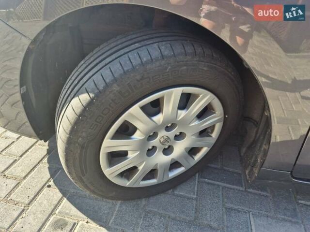 Сірий Тойота Версо, об'ємом двигуна 2 л та пробігом 220 тис. км за 9999 $, фото 10 на Automoto.ua