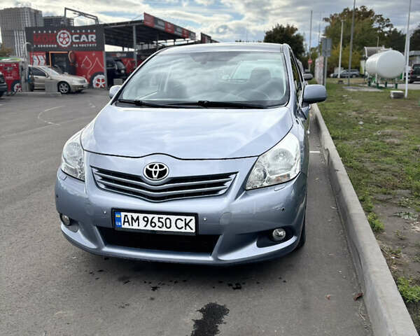 Серый Тойота Версо, объемом двигателя 2.2 л и пробегом 338 тыс. км за 7599 $, фото 2 на Automoto.ua