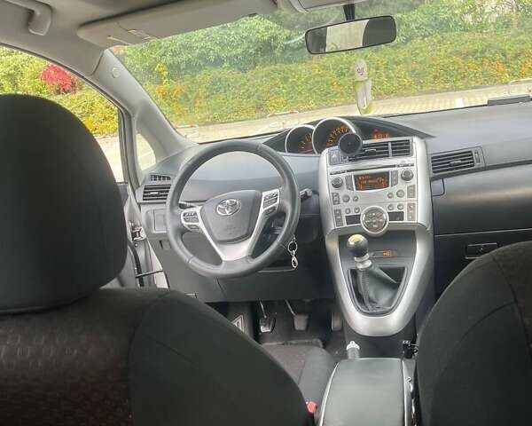 Серый Тойота Версо, объемом двигателя 2 л и пробегом 270 тыс. км за 8600 $, фото 10 на Automoto.ua