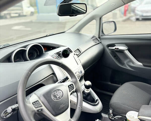 Серый Тойота Версо, объемом двигателя 2.2 л и пробегом 338 тыс. км за 7599 $, фото 9 на Automoto.ua