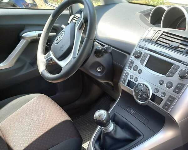 Серый Тойота Версо, объемом двигателя 2 л и пробегом 260 тыс. км за 10543 $, фото 1 на Automoto.ua