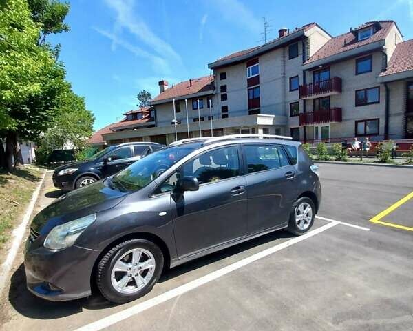 Серый Тойота Версо, объемом двигателя 2 л и пробегом 260 тыс. км за 10543 $, фото 2 на Automoto.ua