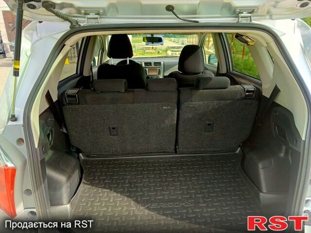 Серый Тойота Версо, объемом двигателя 1.4 л и пробегом 250 тыс. км за 8000 $, фото 1 на Automoto.ua