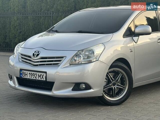 Серый Тойота Версо, объемом двигателя 2.23 л и пробегом 192 тыс. км за 8999 $, фото 2 на Automoto.ua