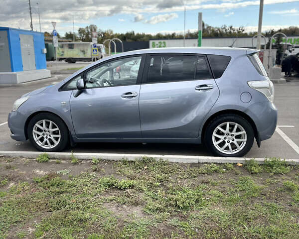 Серый Тойота Версо, объемом двигателя 2.2 л и пробегом 338 тыс. км за 7599 $, фото 3 на Automoto.ua