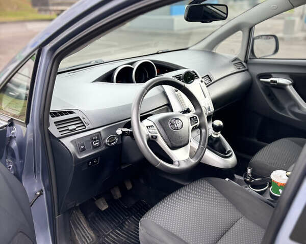 Серый Тойота Версо, объемом двигателя 2.2 л и пробегом 338 тыс. км за 7599 $, фото 8 на Automoto.ua