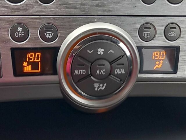 Серый Тойота Версо, объемом двигателя 2 л и пробегом 210 тыс. км за 7800 $, фото 6 на Automoto.ua