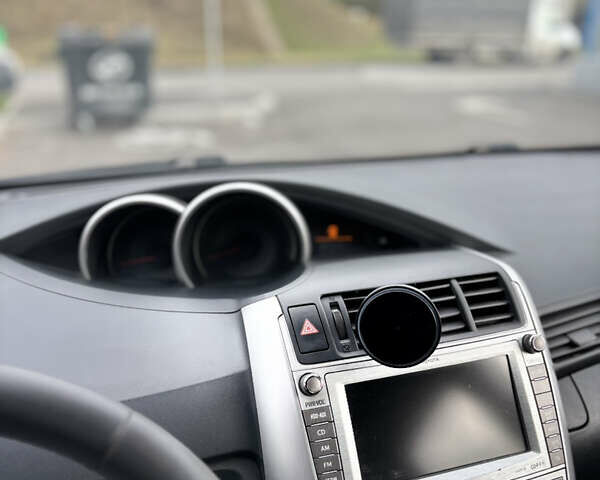 Серый Тойота Версо, объемом двигателя 2.2 л и пробегом 338 тыс. км за 7599 $, фото 10 на Automoto.ua