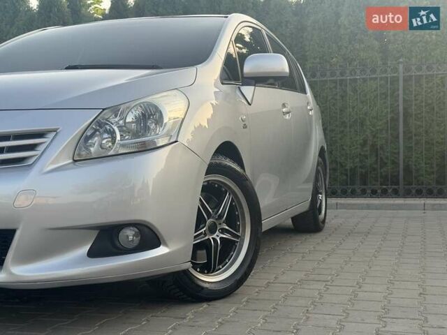 Серый Тойота Версо, объемом двигателя 2.23 л и пробегом 192 тыс. км за 8999 $, фото 4 на Automoto.ua