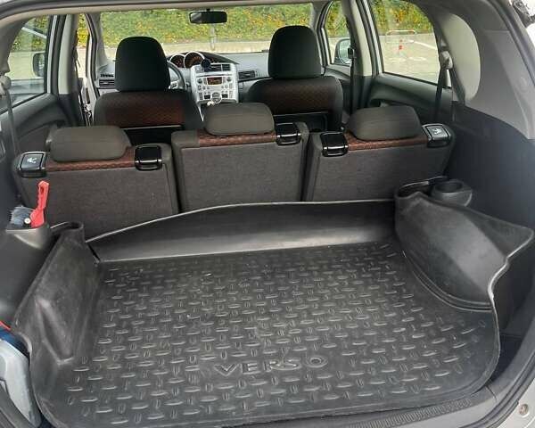 Серый Тойота Версо, объемом двигателя 2 л и пробегом 270 тыс. км за 8600 $, фото 2 на Automoto.ua