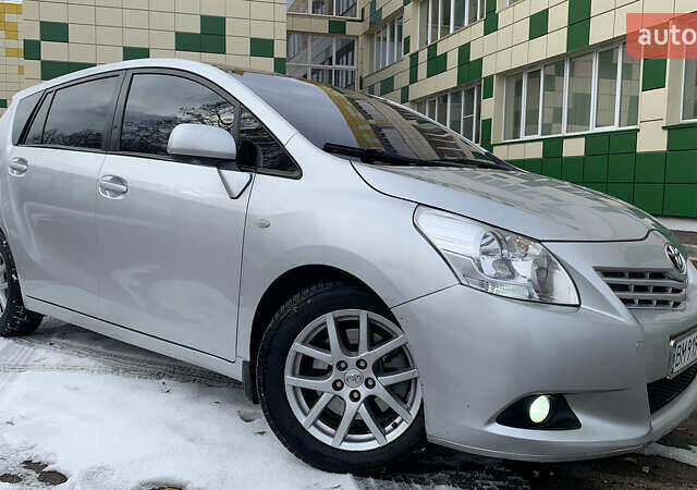 Сірий Тойота Версо, об'ємом двигуна 2.2 л та пробігом 172 тис. км за 9000 $, фото 1 на Automoto.ua