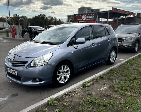 Серый Тойота Версо, объемом двигателя 2.2 л и пробегом 338 тыс. км за 7599 $, фото 1 на Automoto.ua