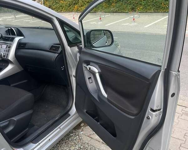 Серый Тойота Версо, объемом двигателя 2 л и пробегом 270 тыс. км за 8600 $, фото 1 на Automoto.ua