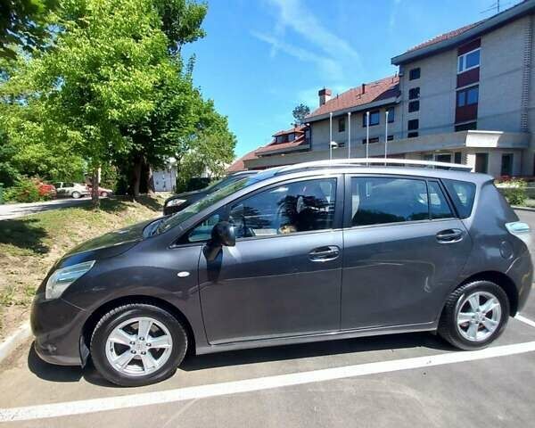 Серый Тойота Версо, объемом двигателя 2 л и пробегом 260 тыс. км за 10543 $, фото 3 на Automoto.ua