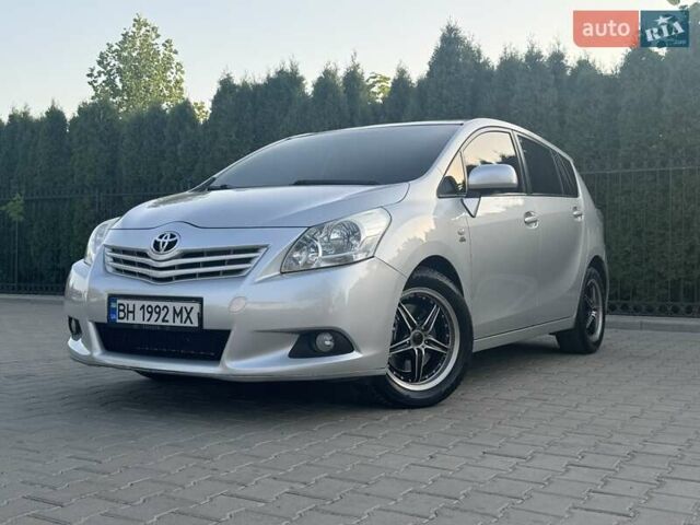 Серый Тойота Версо, объемом двигателя 2.23 л и пробегом 192 тыс. км за 8999 $, фото 1 на Automoto.ua