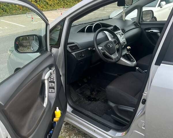 Серый Тойота Версо, объемом двигателя 2 л и пробегом 270 тыс. км за 8600 $, фото 7 на Automoto.ua