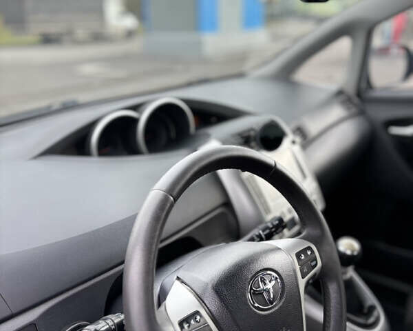 Серый Тойота Версо, объемом двигателя 2.2 л и пробегом 338 тыс. км за 7599 $, фото 11 на Automoto.ua