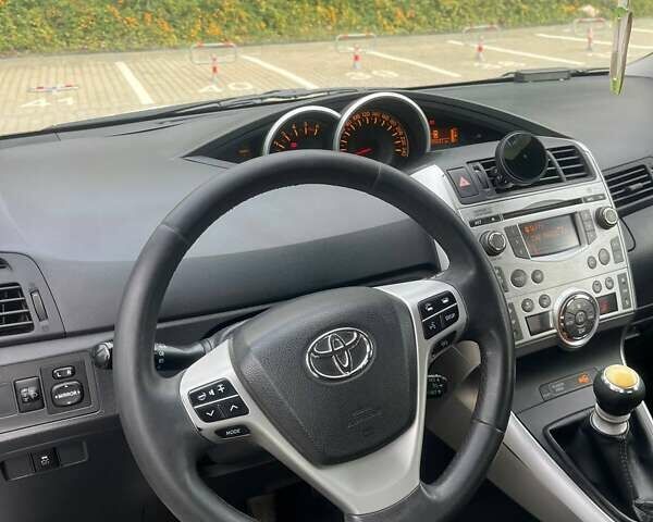 Серый Тойота Версо, объемом двигателя 2 л и пробегом 270 тыс. км за 8600 $, фото 4 на Automoto.ua