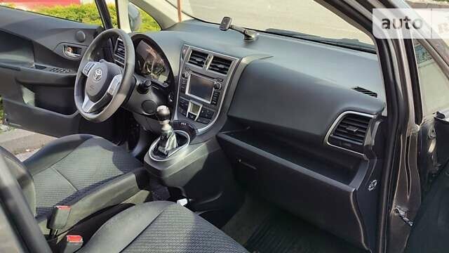 Серый Тойота Версо, объемом двигателя 1.4 л и пробегом 148 тыс. км за 9500 $, фото 2 на Automoto.ua